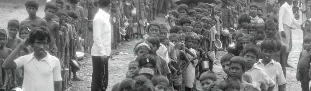 Rohingya refugees waiting in line (archive photo)