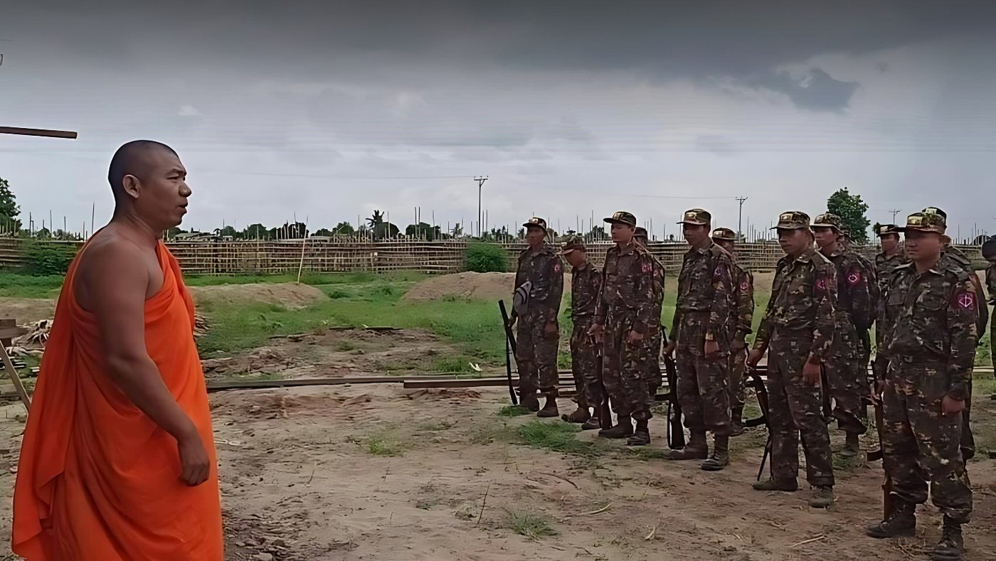 Pyu Saw Htee leader U Wathawa briefings to Pyu Saw Htee militia group.